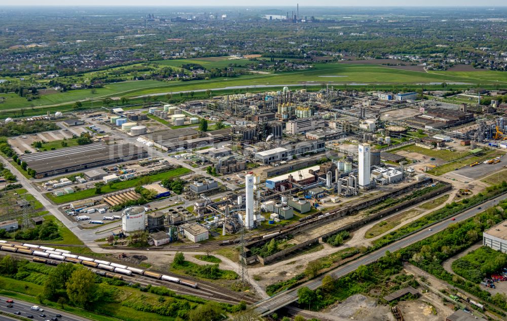 Oberhausen von oben - Raffinerie- Werksgelände des Chemieproduzenten OXEA Werk Ruhrchemie in Oberhausen im Bundesland Nordrhein-Westfalen, Deutschland