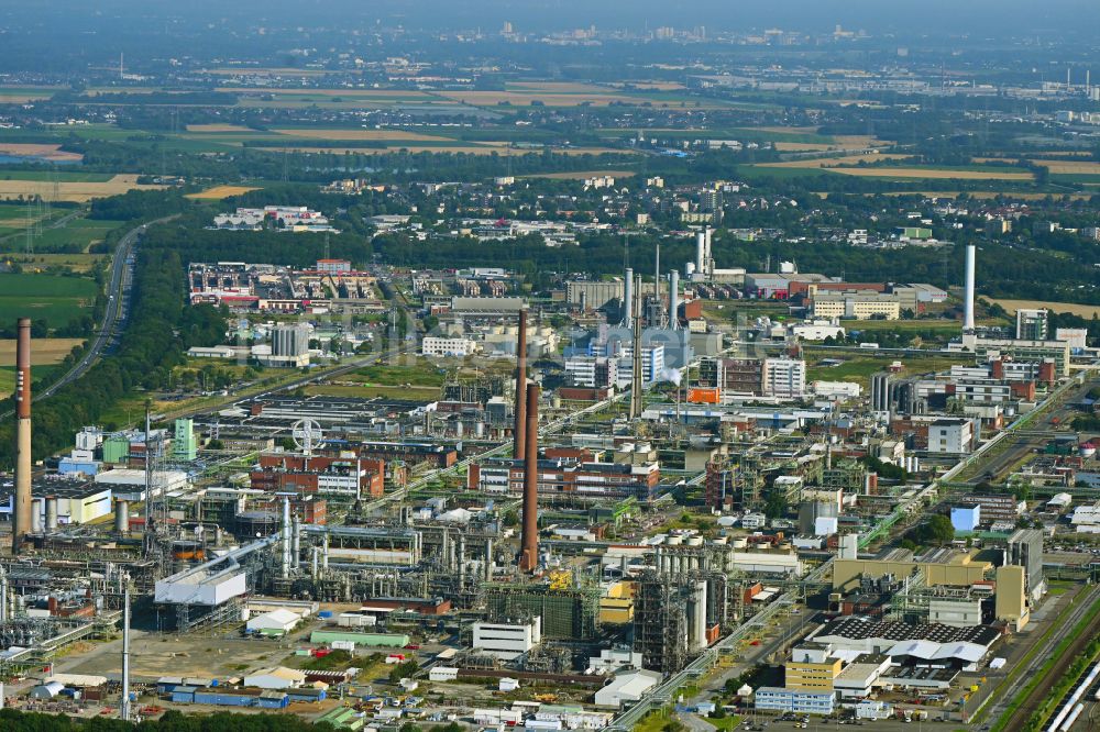 Köln aus der Vogelperspektive: Raffinerie- Werksgelände des CHEMPARK Dormagen Tor im Ortsteil Chorweiler in Köln im Bundesland Nordrhein-Westfalen, Deutschland