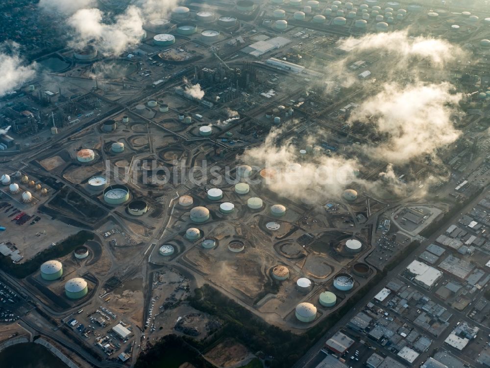 El Segundo aus der Vogelperspektive: Raffinerie- Werksgelände des Mineralölproduzenten Chevron mit Wolken in El Segundo in Kalifornien, USA