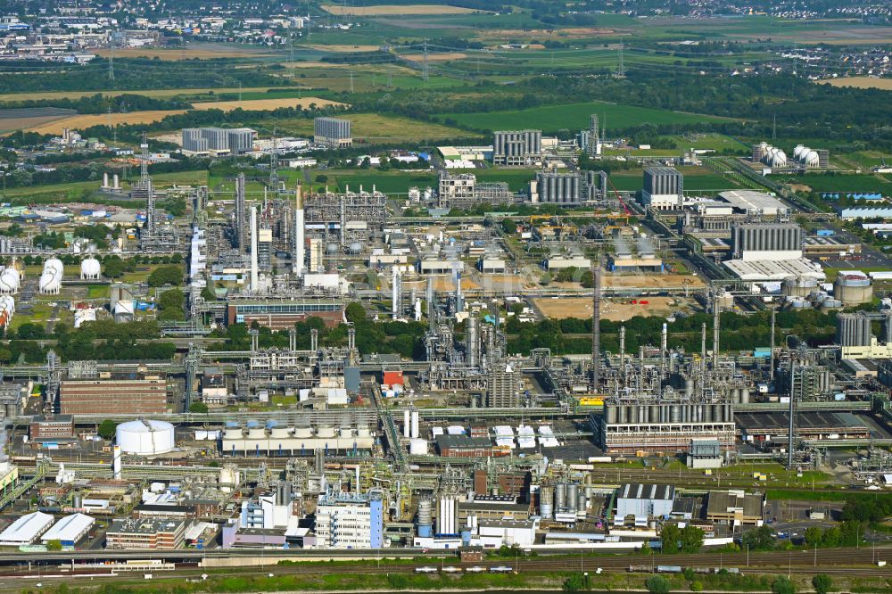 Wesseling aus der Vogelperspektive: Raffinerie- Werksgelände des Mineralölproduzenten LyondellBasell Industries Basell Polyolefine GmbH in Wesseling im Bundesland Nordrhein-Westfalen, Deutschland