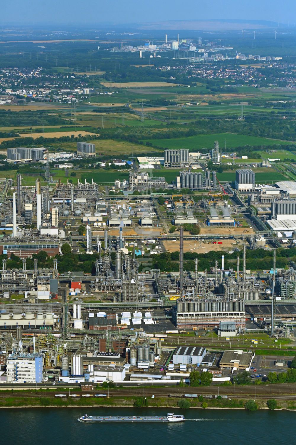 Luftbild Wesseling - Raffinerie- Werksgelände des Mineralölproduzenten LyondellBasell Industries Basell Polyolefine GmbH in Wesseling im Bundesland Nordrhein-Westfalen, Deutschland