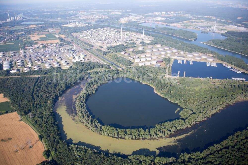 Luftbild Karlsruhe - Raffinerie- Werksgelände des Mineralölproduzenten Mineralölraffinerie Oberrhein hinter dem Ölhafen am Rhein und dem Baggersee kleiner Bodensee im Ortsteil Neureut in Eggenstein-Leopoldshafen im Bundesland Baden-Württemberg