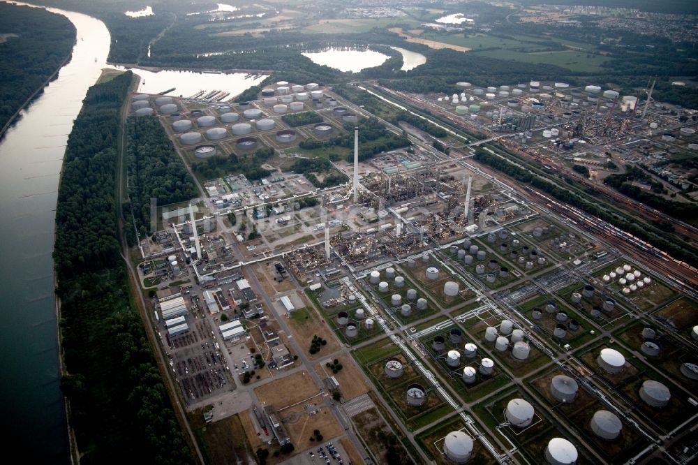 Karlsruhe von oben - Raffinerie- Werksgelände des Mineralölproduzenten Mineralölraffinerie Oberrhein im Ortsteil Knielingen in Karlsruhe im Bundesland Baden-Württemberg, Deutschland