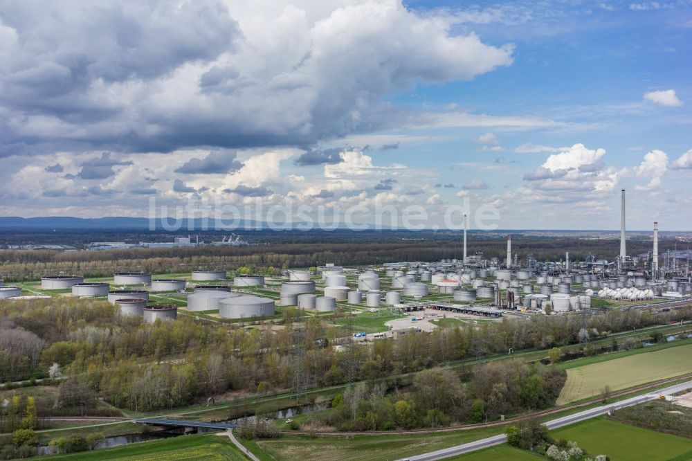 Luftaufnahme Karlsruhe - Raffinerie- Werksgelände des Mineralölproduzenten MiRo in Karlsruhe im Bundesland Baden-Württemberg