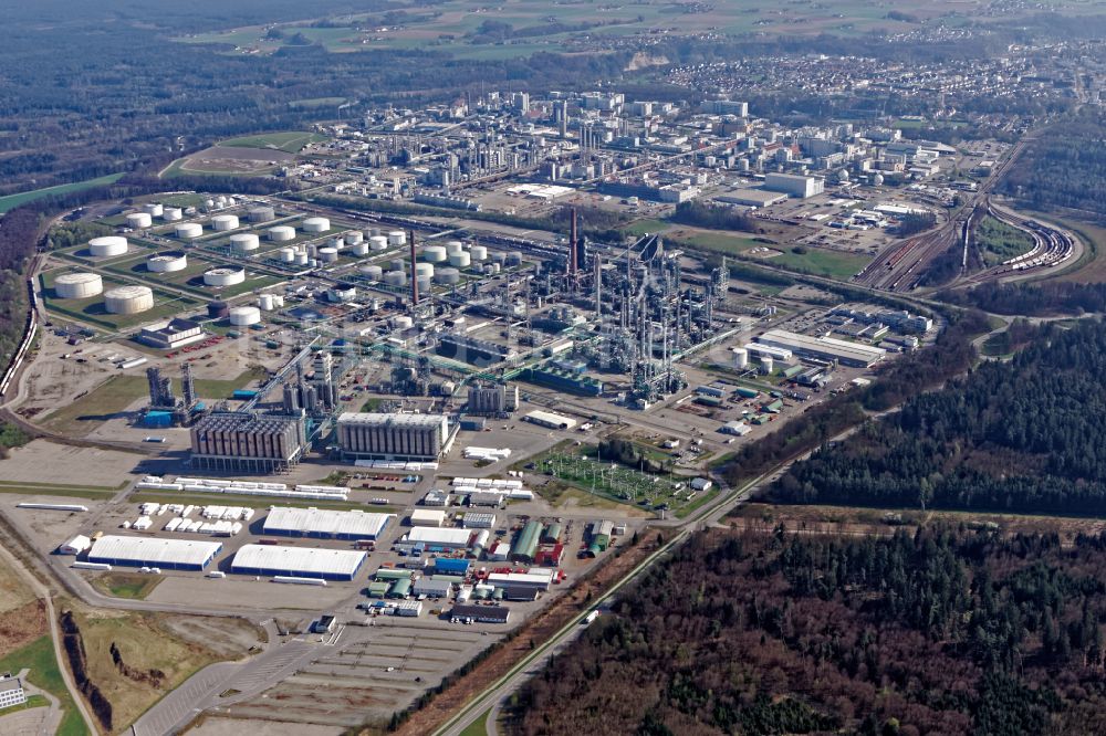 Burghausen aus der Vogelperspektive: Raffinerie- Werksgelände des Mineralölproduzenten OMV Deutschland GmbH in Burghausen im Bundesland Bayern, Deutschland