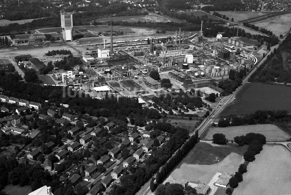 Moers von oben - Raffinerie- Werksgelände des Mineralölproduzenten an der Römerstraße in Moers im Bundesland Nordrhein-Westfalen, Deutschland