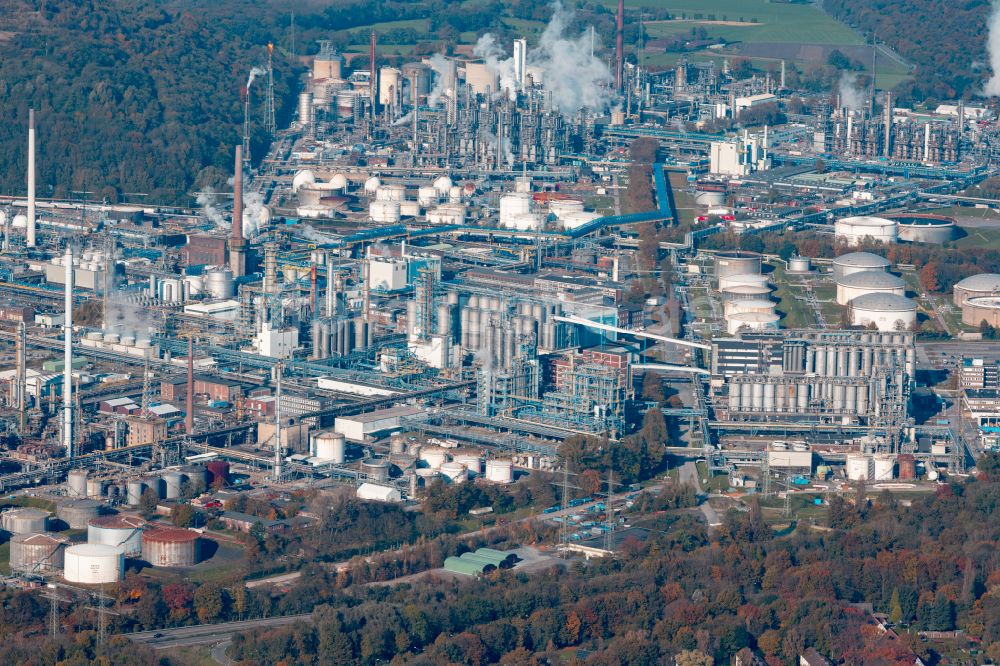 Luftaufnahme Gelsenkirchen - Raffinerie- Werksgelände des Mineralölproduzenten Ruhr Oel GmbH - Sabic im Ortsteil Scholven in Gelsenkirchen im Bundesland Nordrhein-Westfalen, Deutschland