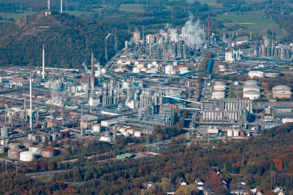 Gelsenkirchen von oben - Raffinerie- Werksgelände des Mineralölproduzenten Ruhr Oel GmbH - Sabic im Ortsteil Scholven in Gelsenkirchen im Bundesland Nordrhein-Westfalen, Deutschland