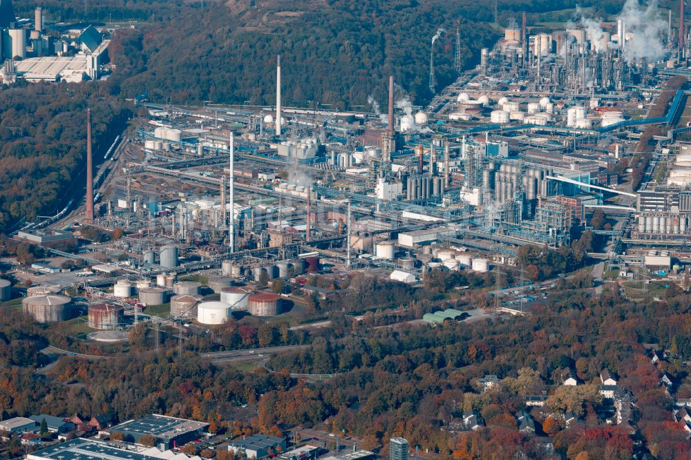 Gelsenkirchen aus der Vogelperspektive: Raffinerie- Werksgelände des Mineralölproduzenten Ruhr Oel GmbH - Sabic im Ortsteil Scholven in Gelsenkirchen im Bundesland Nordrhein-Westfalen, Deutschland