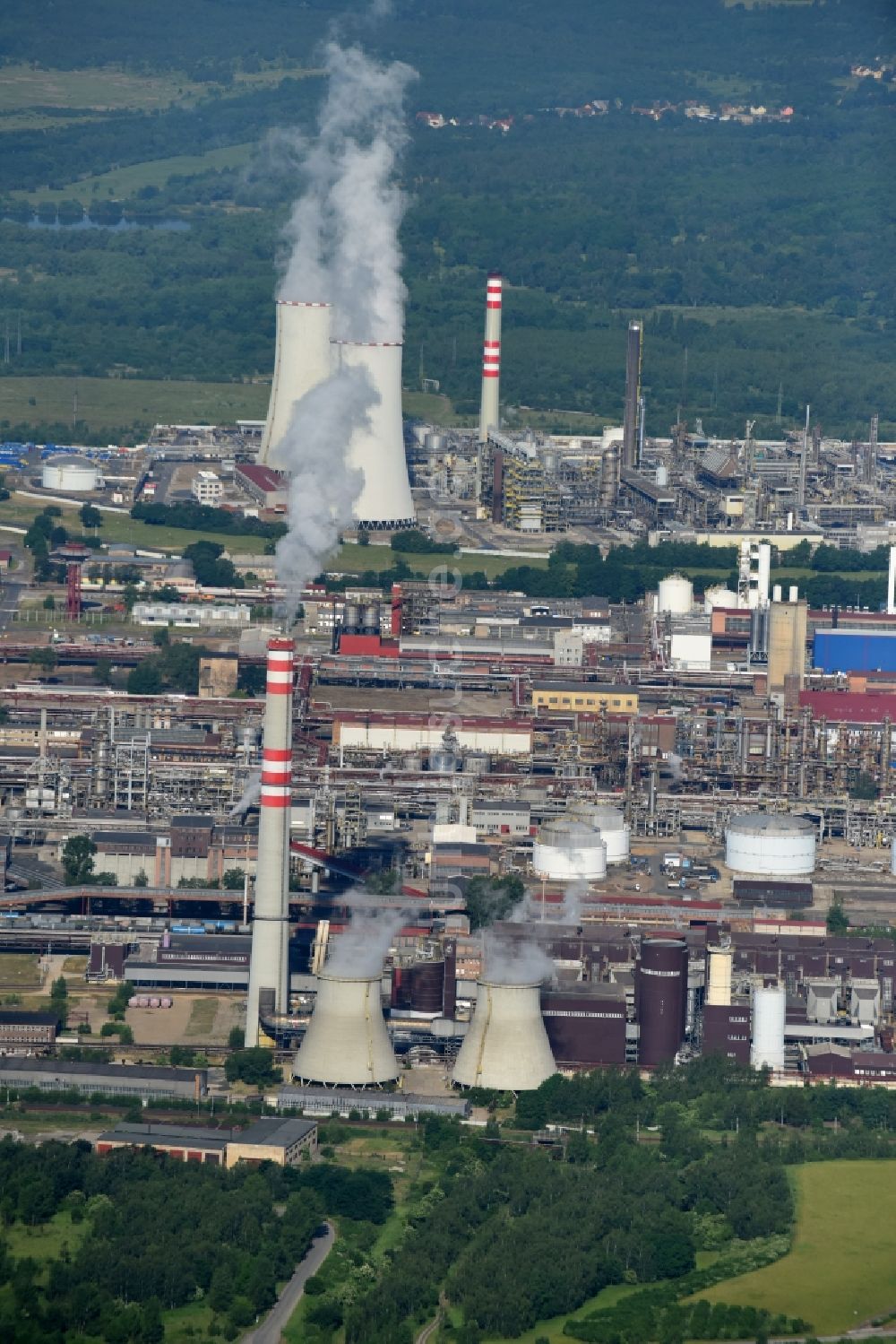 Litvínov - Leutensdorf aus der Vogelperspektive: Raffinerie- Werksgelände des Mineralölproduzenten Unipetrol RPA - Raffineri in Litvínov - Leutensdorf in Ustecky kraj - Aussiger Region, Tschechien