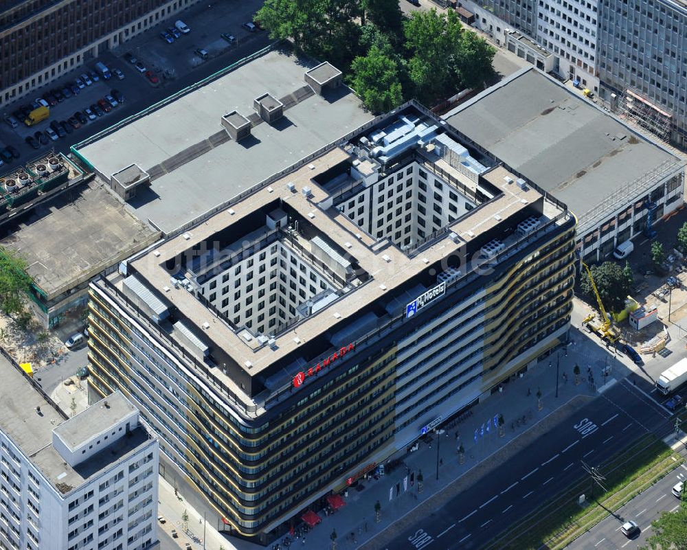 Berlin Mitte aus der Vogelperspektive: Ramada Hotel Berlin-Alexanderplatz in Berlin - Mitte