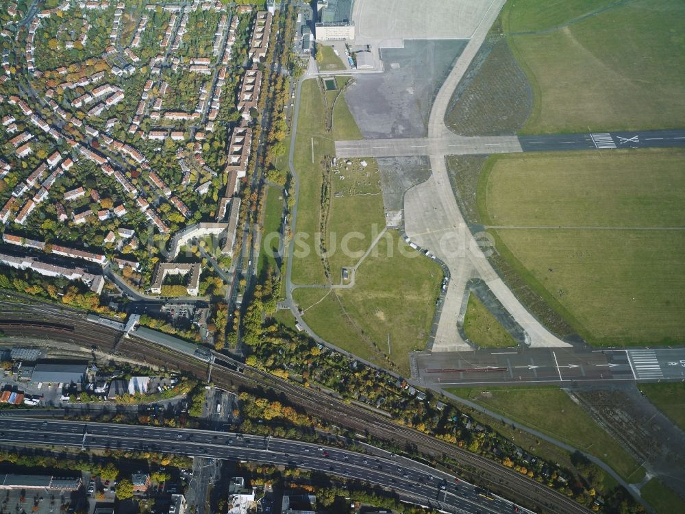 Berlin von oben - Randbebauung am Tempelhofer Feld im Bezirk Tempelhof-Schöneberg im Stadtgebiet in Berlin