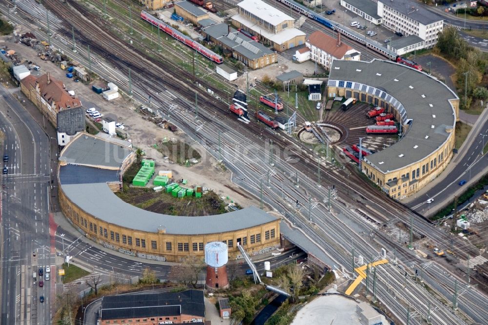 Leipzig aus der Vogelperspektive: Rangier- Drehteller und Lokschuppen mit Stellwerk des Leipziger Hauptbahnhofs Leipzig im Bundesland Sachsen