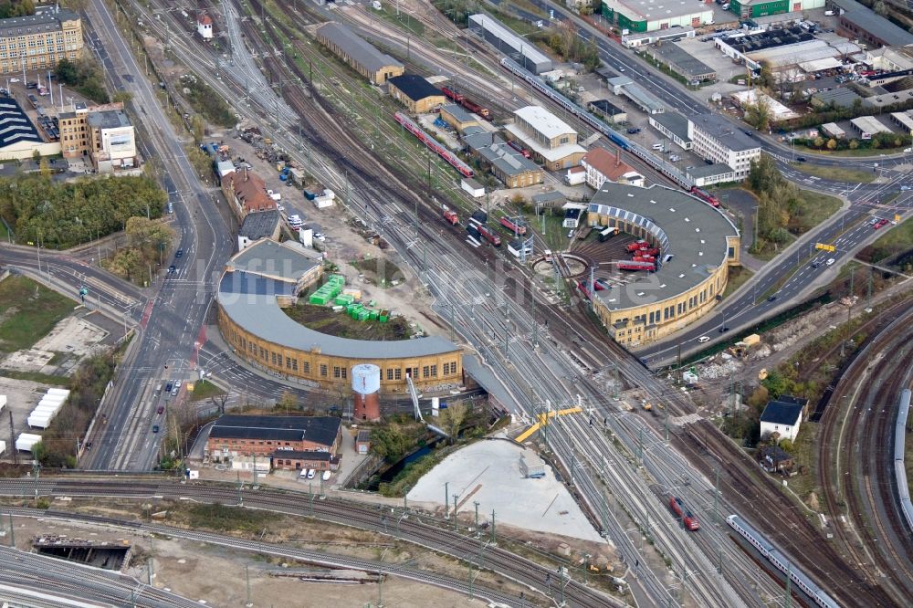 Luftaufnahme Leipzig - Rangier- Drehteller und Lokschuppen mit Stellwerk des Leipziger Hauptbahnhofs Leipzig im Bundesland Sachsen