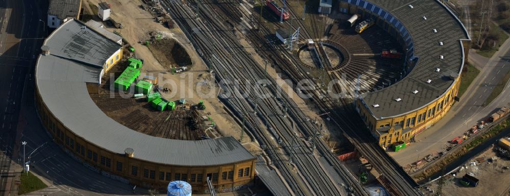 Luftaufnahme Leipzig - Rangier- Drehteller und Lokschuppen mit Stellwerk des Leipziger Hauptbahnhofs Leipzig im Bundesland Sachsen