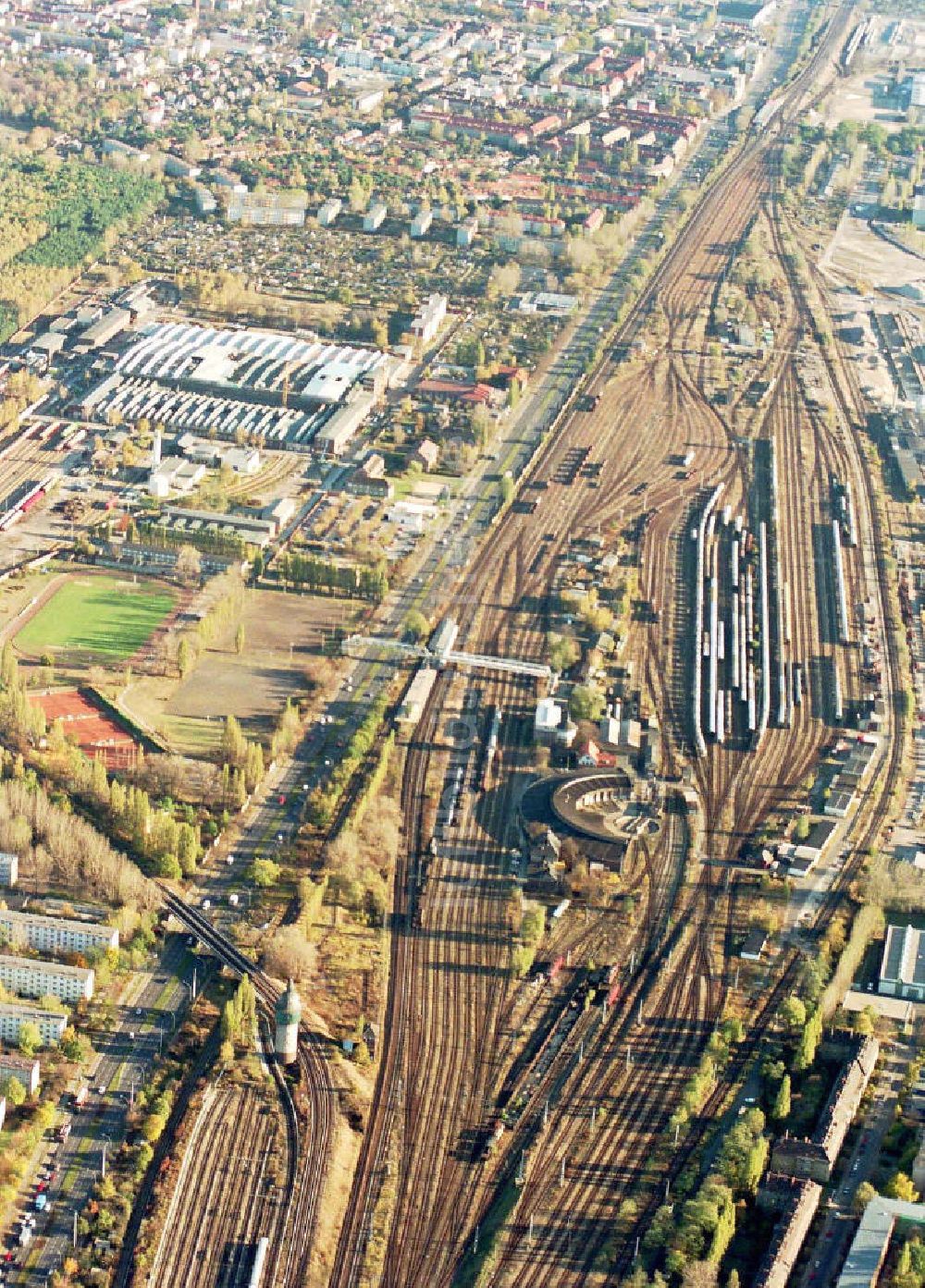 Berlin - Oberschöneweide aus der Vogelperspektive: Rangier- und Gleisanlagen der Deutschen Bahn in Schöneweide