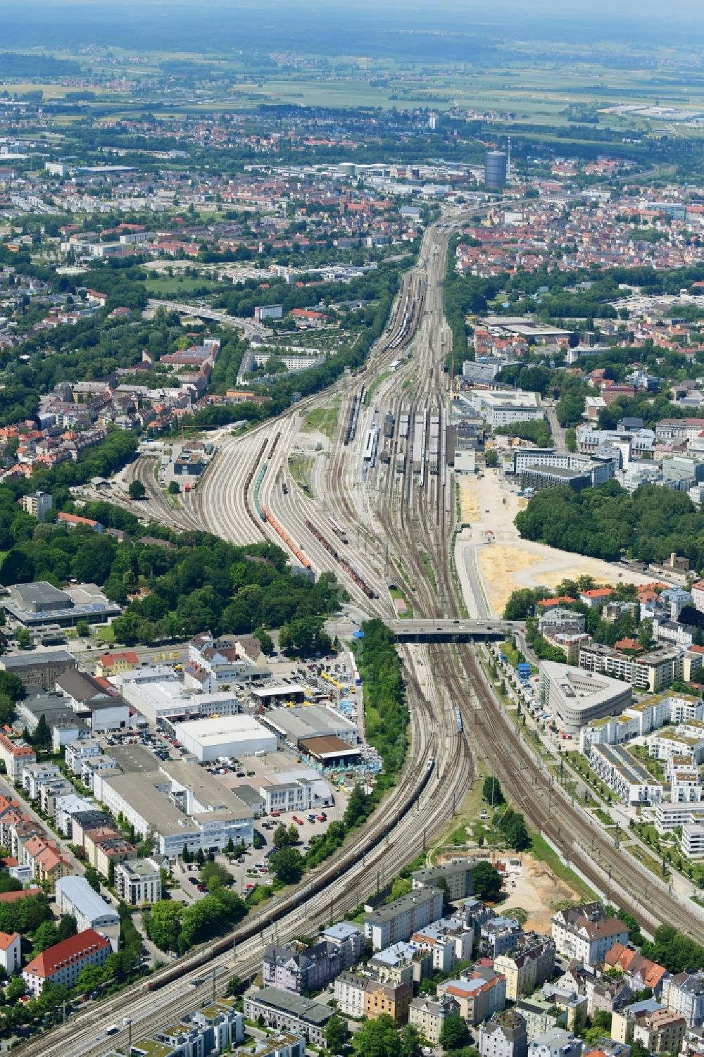 Augsburg aus der Vogelperspektive: Rangierbahnhof und Güterbahnhof der Deutschen Bahn in Augsburg im Bundesland Bayern, Deutschland