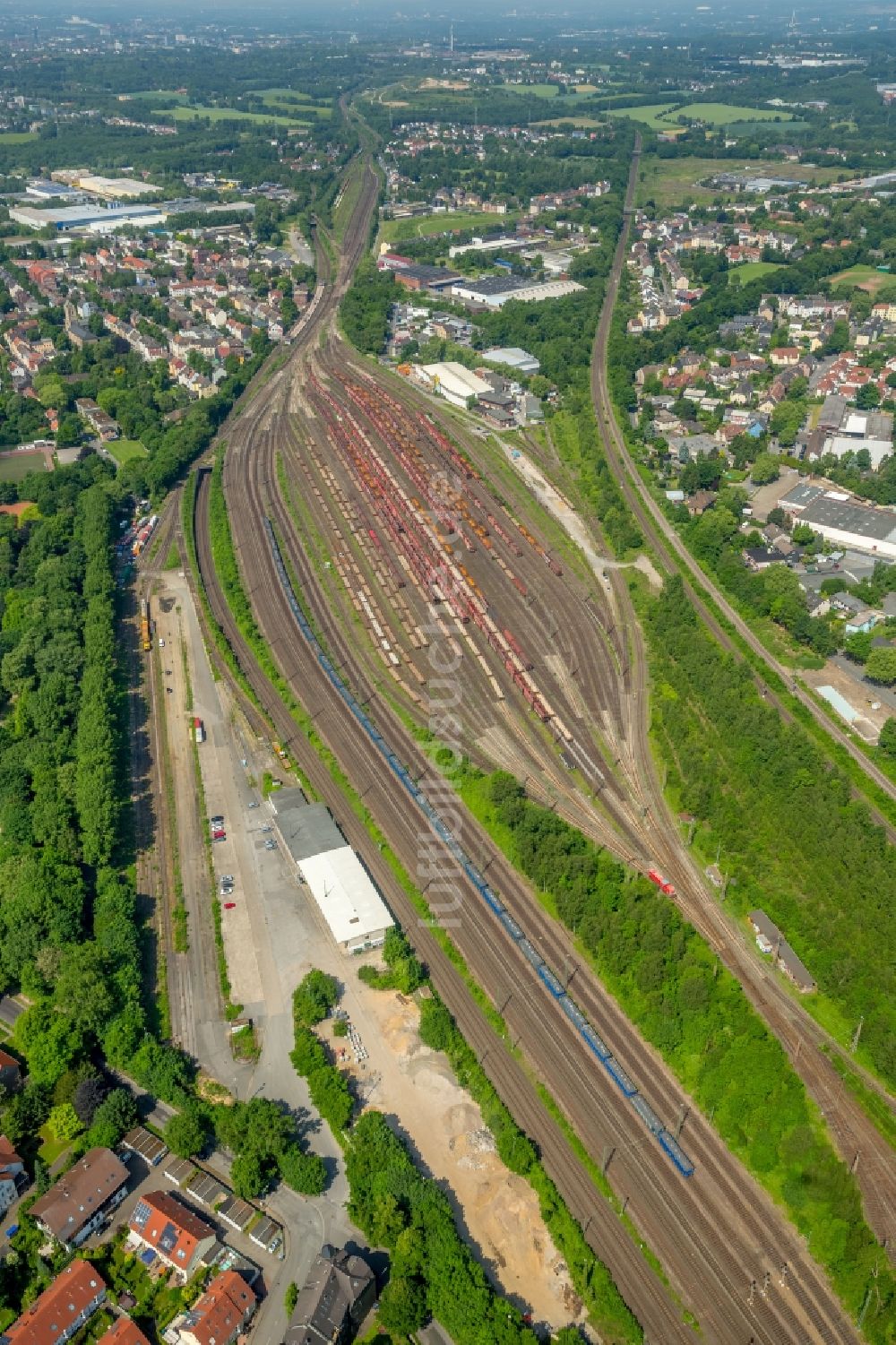 Bochum von oben - Rangierbahnhof und Güterbahnhof der Deutschen Bahn in Bochum im Bundesland Nordrhein-Westfalen, Deutschland