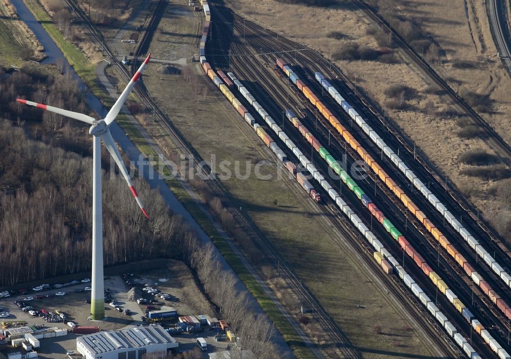 Bremerhaven aus der Vogelperspektive: Rangierbahnhof und Güterbahnhof der Deutschen Bahn in Bremerhaven im Bundesland Bremen