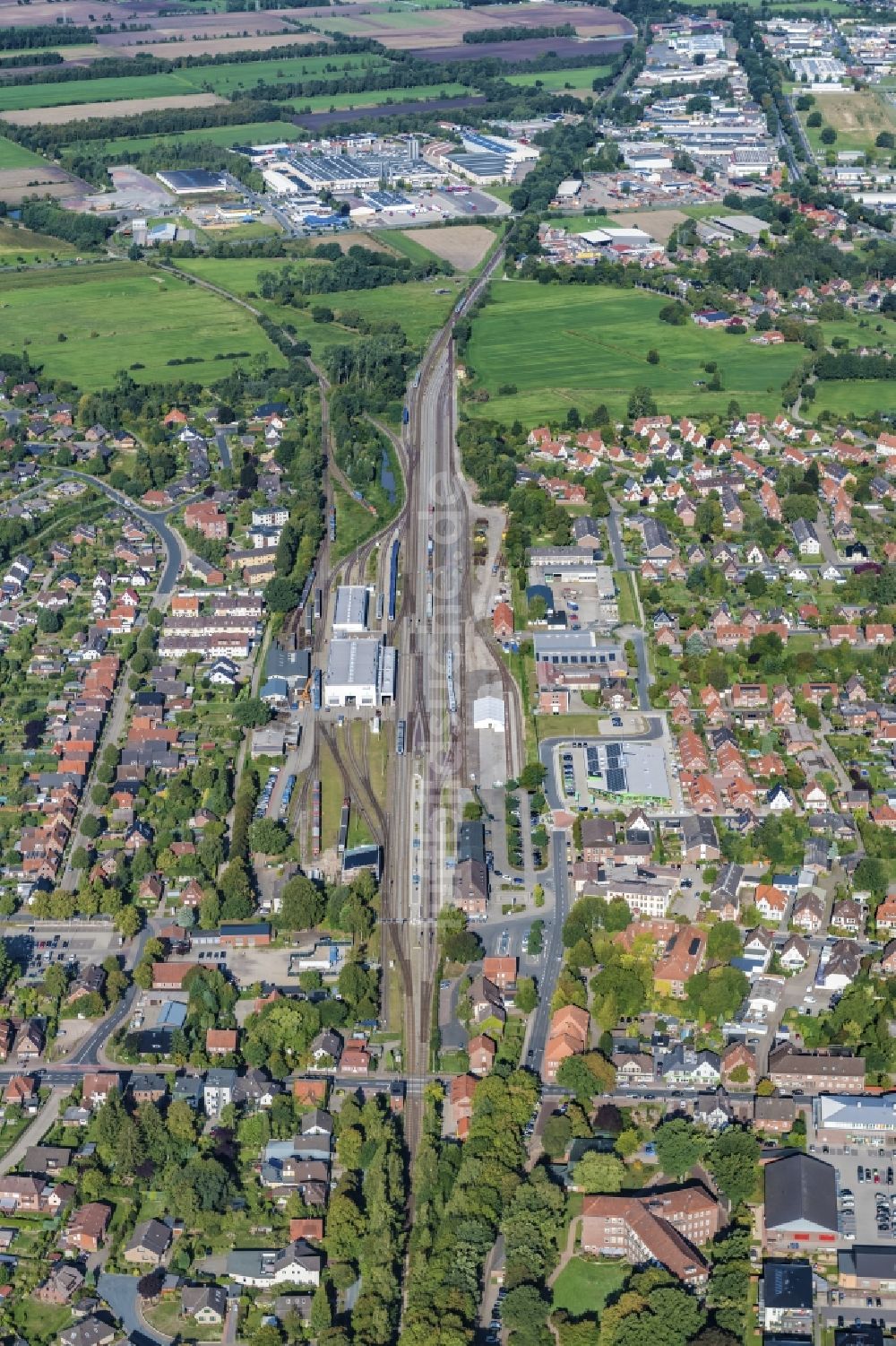 Luftaufnahme Bremervörde - Rangierbahnhof und Güterbahnhof der Deutschen Bahn in Bremervörde im Bundesland Niedersachsen, Deutschland