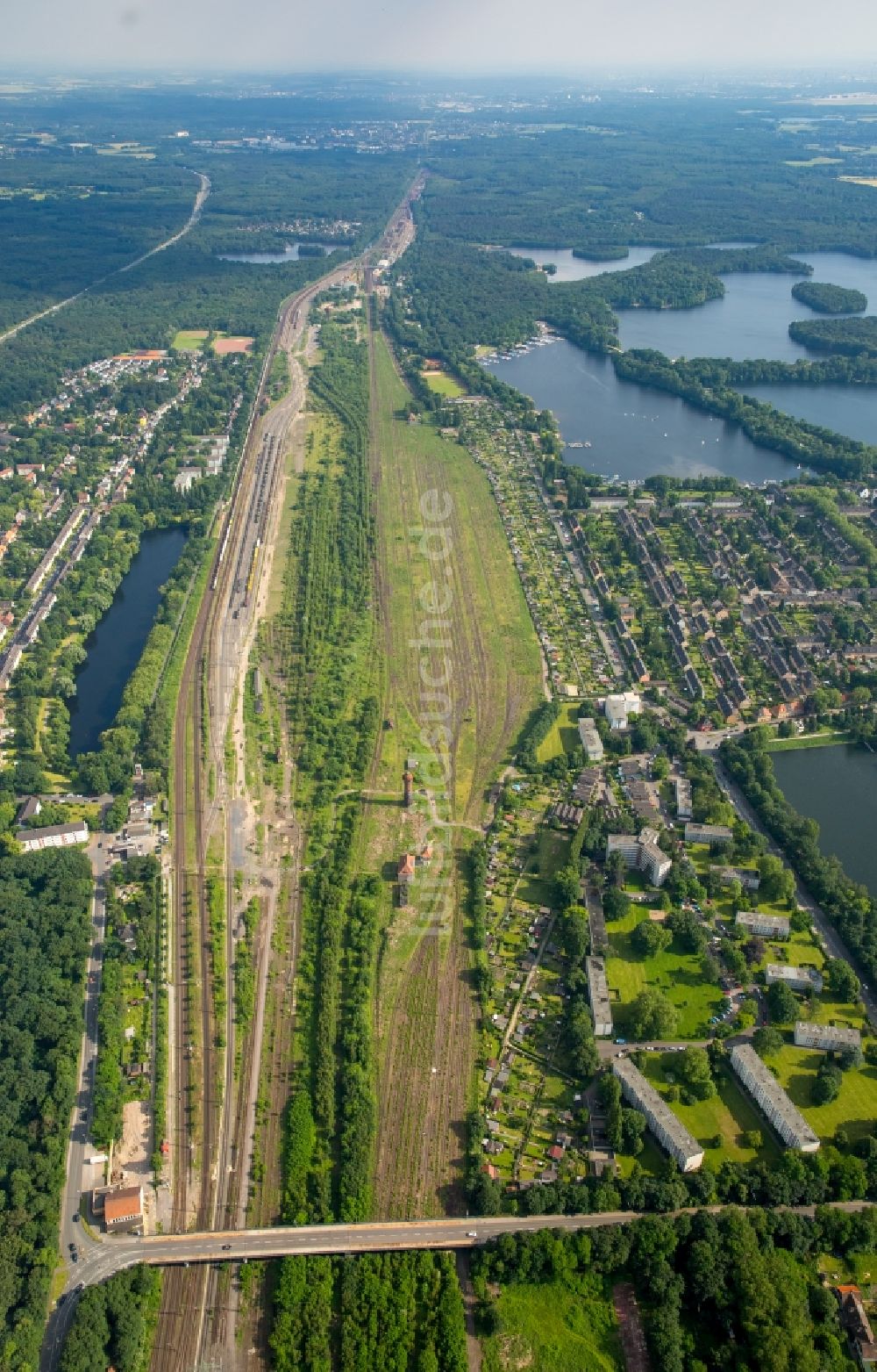 Duisburg von oben - Rangierbahnhof und Güterbahnhof der Deutschen Bahn in Duisburg im Bundesland Nordrhein-Westfalen