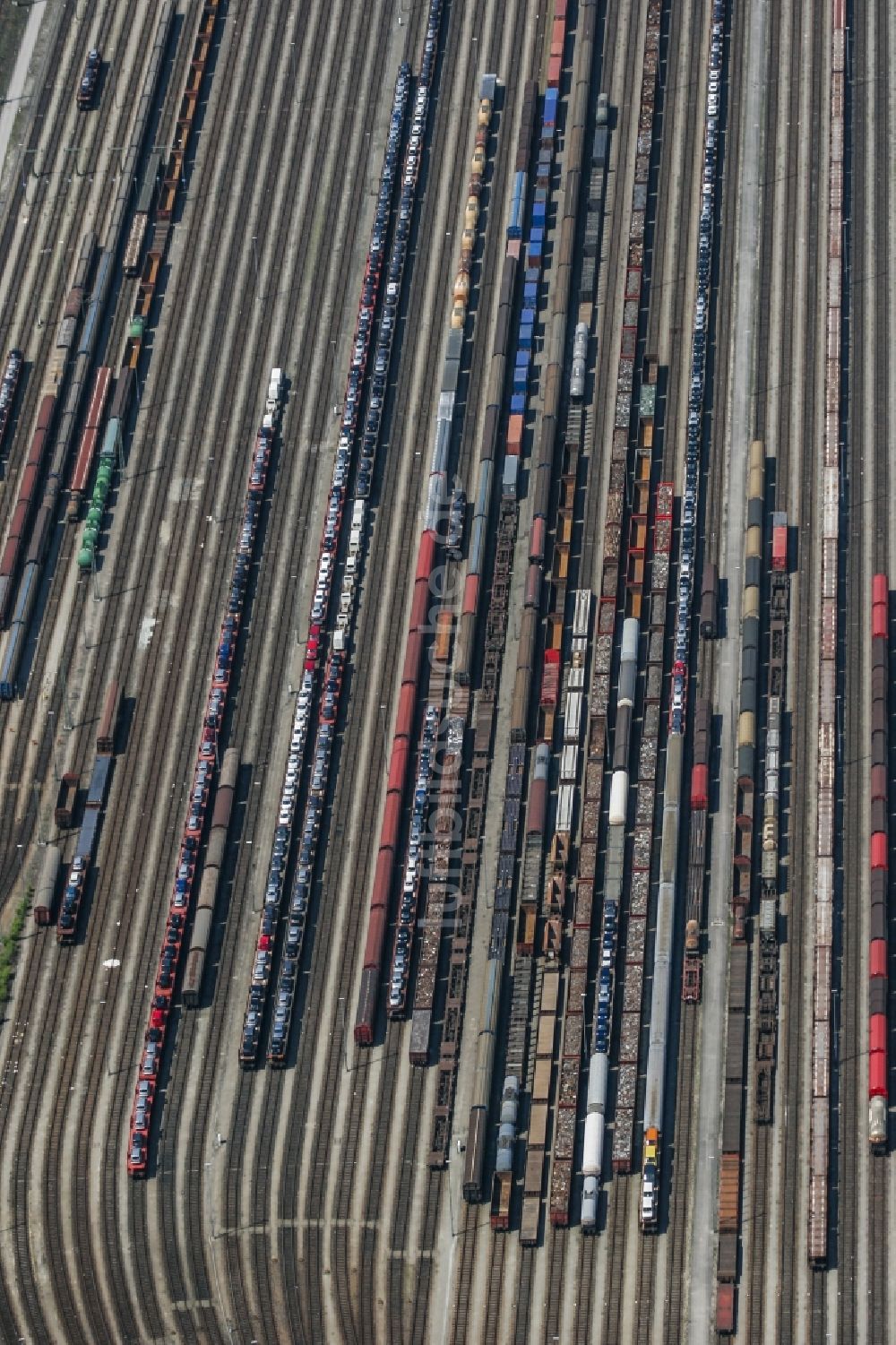 München, Allach von oben - Rangierbahnhof und Güterbahnhof der Deutschen Bahn in München, Allach im Bundesland Bayern