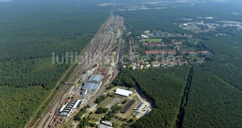 Neuseddin von oben - Rangierbahnhof und Güterbahnhof der Deutschen Bahn in Neuseddin im Bundesland Brandenburg