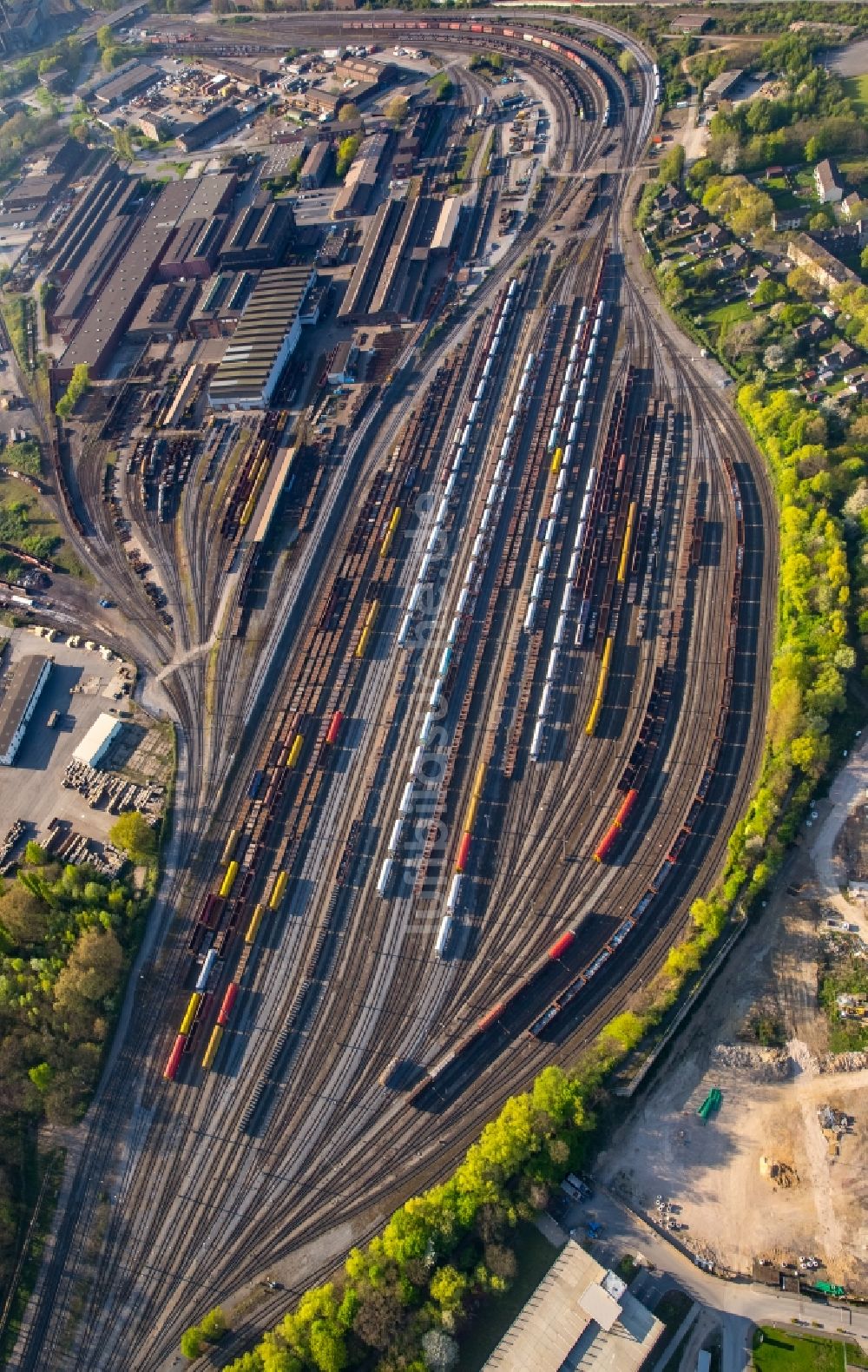 Duisburg aus der Vogelperspektive: Rangierbahnhof und Güterbahnhof der Deutschen Bahn im Ortsteil Hamborn in Duisburg im Bundesland Nordrhein-Westfalen, Deutschland