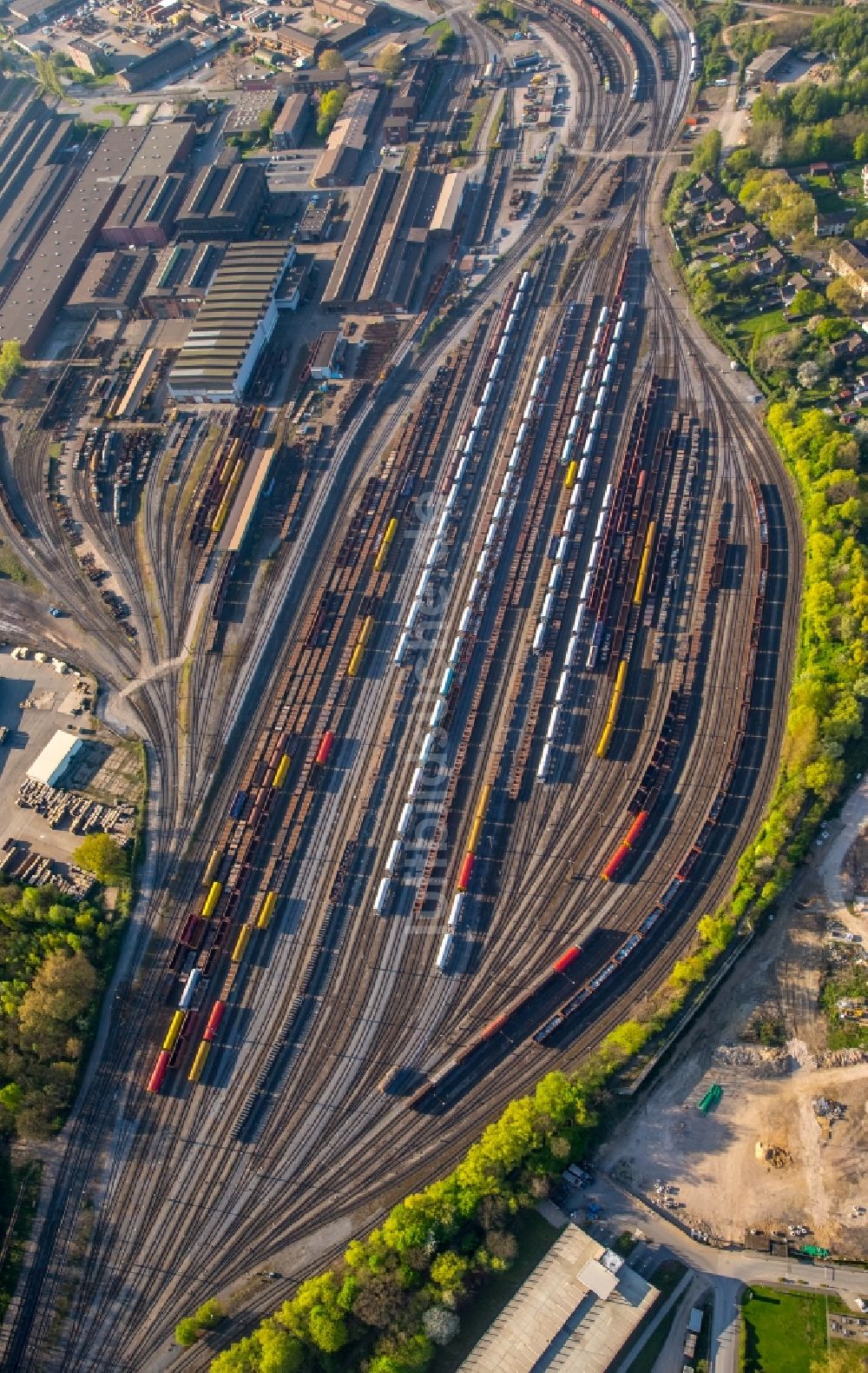 Luftbild Duisburg - Rangierbahnhof und Güterbahnhof der Deutschen Bahn im Ortsteil Hamborn in Duisburg im Bundesland Nordrhein-Westfalen, Deutschland