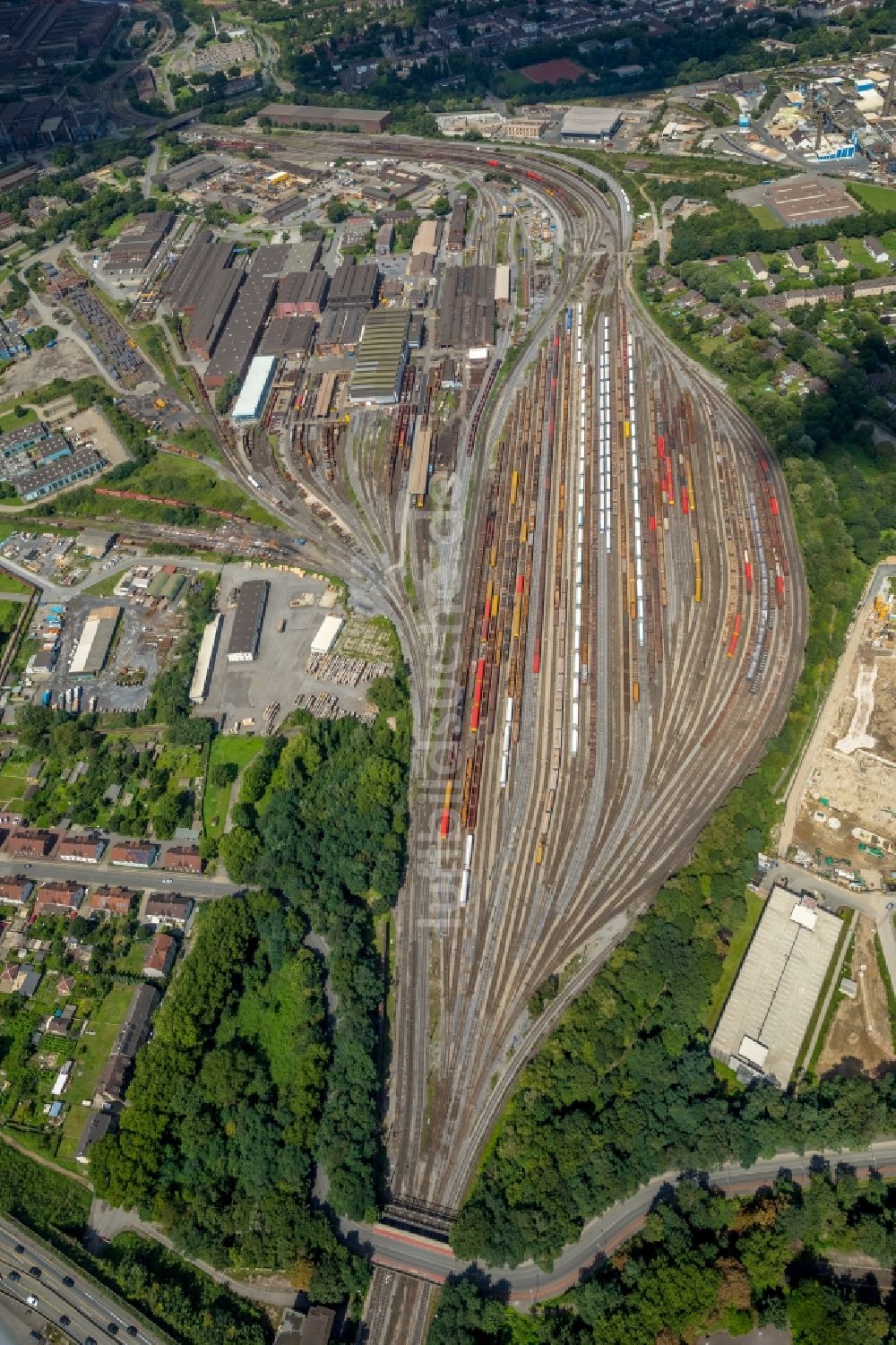 Luftaufnahme Duisburg - Rangierbahnhof und Güterbahnhof der Deutschen Bahn im Ortsteil Hamborn in Duisburg im Bundesland Nordrhein-Westfalen, Deutschland