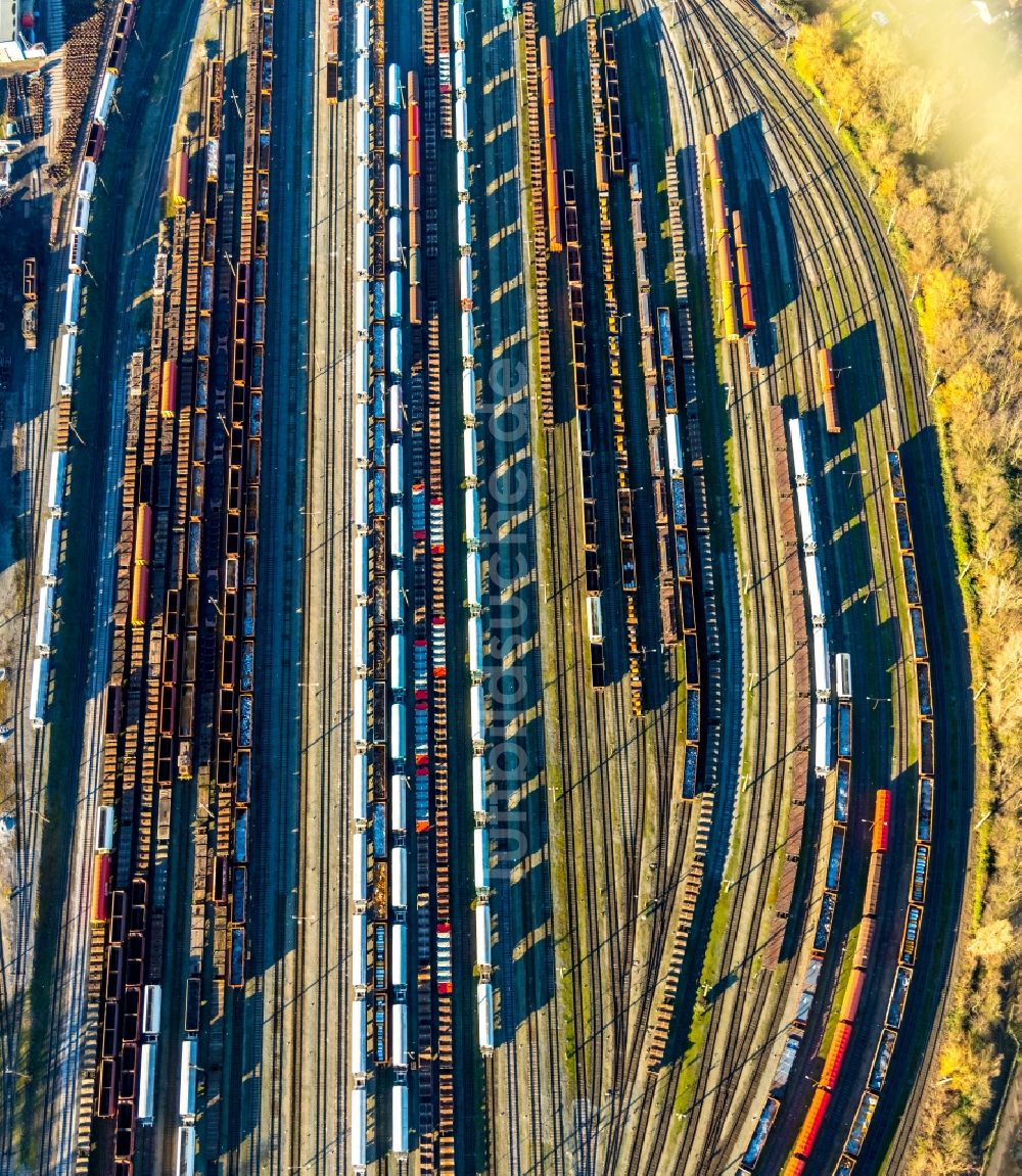 Duisburg von oben - Rangierbahnhof und Güterbahnhof der Deutschen Bahn im Ortsteil Hamborn in Duisburg im Bundesland Nordrhein-Westfalen, Deutschland