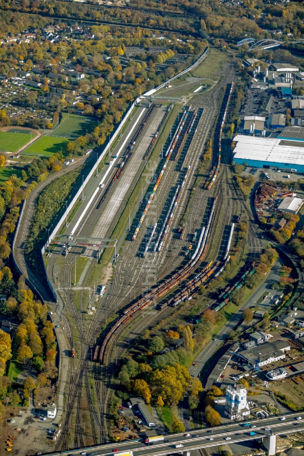 Duisburg aus der Vogelperspektive: Rangierbahnhof und Güterbahnhof der Deutschen Bahn im Ortsteil Meiderich-Beeck in Duisburg im Bundesland Nordrhein-Westfalen, Deutschland