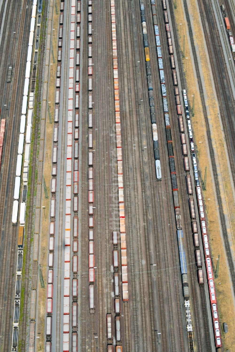 Luftaufnahme Karlsruhe - Rangierbahnhof und Güterbahnhof der Deutschen Bahn im Ortsteil Südstadt in Karlsruhe im Bundesland Baden-Württemberg, Deutschland