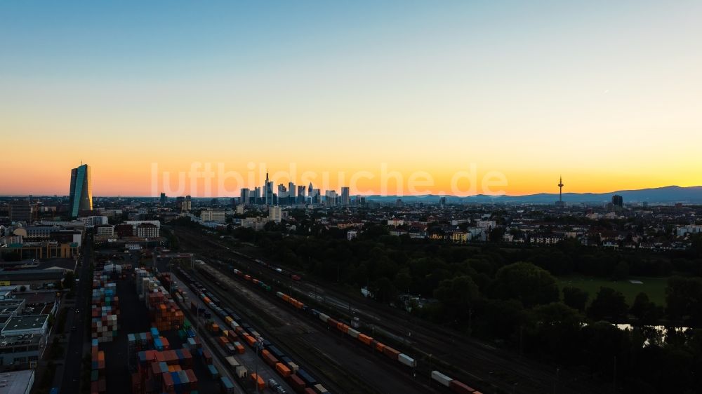 Frankfurt am Main aus der Vogelperspektive: Rangierbahnhof und Güterbahnhof der Deutschen Bahn vor der Skyline mit Neubau der Europäischen Zentralbank (EZB) in Frankfurt am Main im Bundesland Hessen