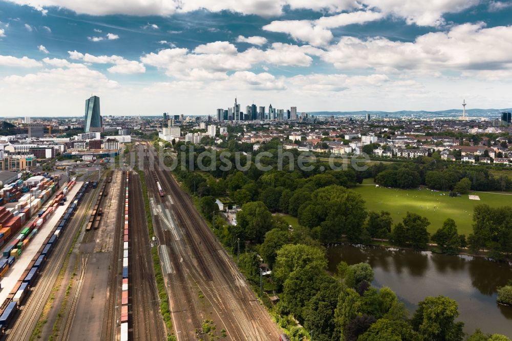 Luftaufnahme Frankfurt am Main - Rangierbahnhof und Güterbahnhof der Deutschen Bahn vor der Skyline mit Neubau der Europäischen Zentralbank (EZB) in Frankfurt am Main im Bundesland Hessen