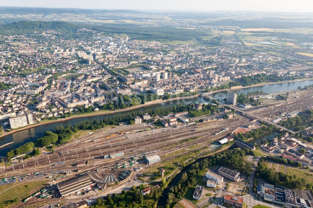 Thionville aus der Vogelperspektive: Rangierbahnhof und Güterbahnhof der französischen Bahn an der Mosel in Thionville in Grand Est, Frankreich