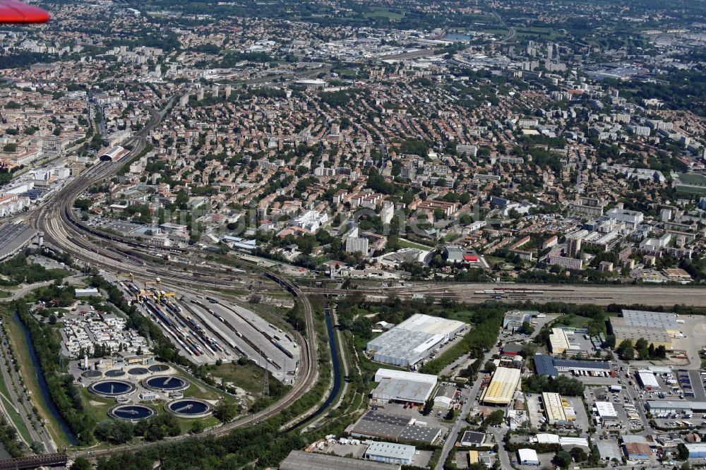 Avignon von oben - Rangierbahnhof und Güterbahnhof der französischen SNCF- Bahn in Avignon in Provence-Alpes-Cote d'Azur, Frankreich