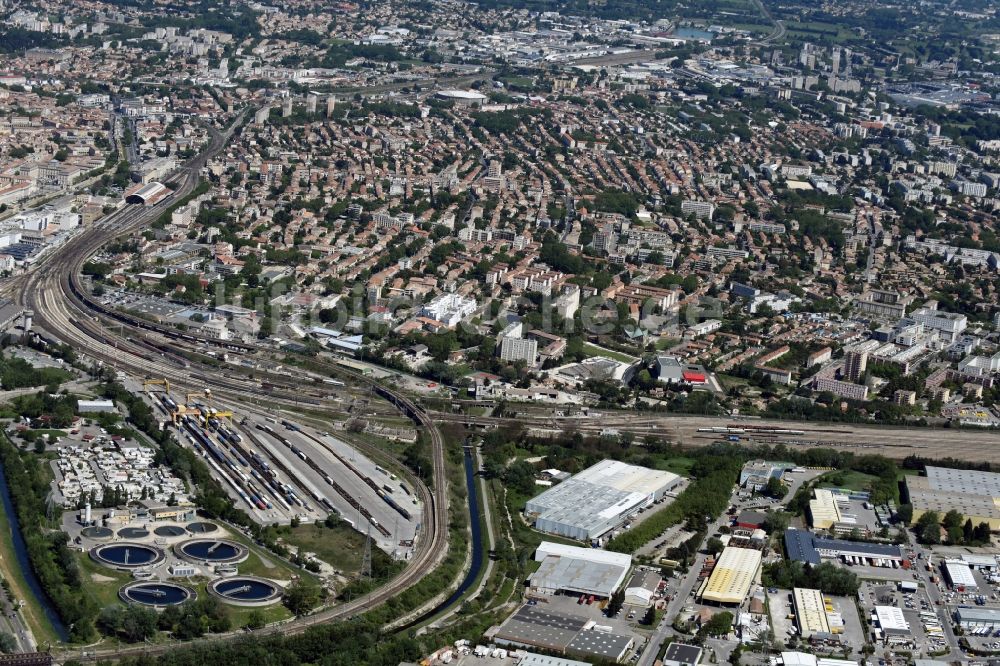 Avignon aus der Vogelperspektive: Rangierbahnhof und Güterbahnhof der französischen SNCF- Bahn in Avignon in Provence-Alpes-Cote d'Azur, Frankreich