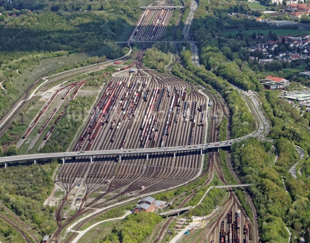 Luftaufnahme München - Rangierbahnhof Nord der Deutschen Bahn mit Stellwerk in München Moosach im Bundesland Bayern