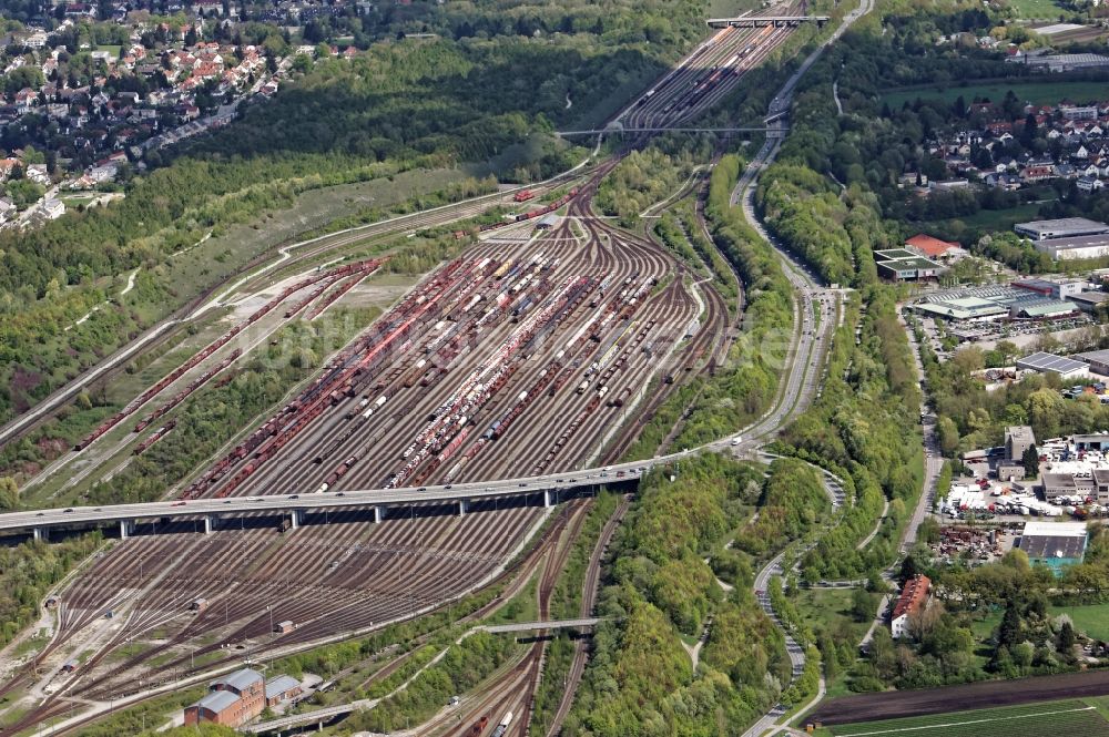 München von oben - Rangierbahnhof Nord der Deutschen Bahn mit Stellwerk in München Moosach im Bundesland Bayern