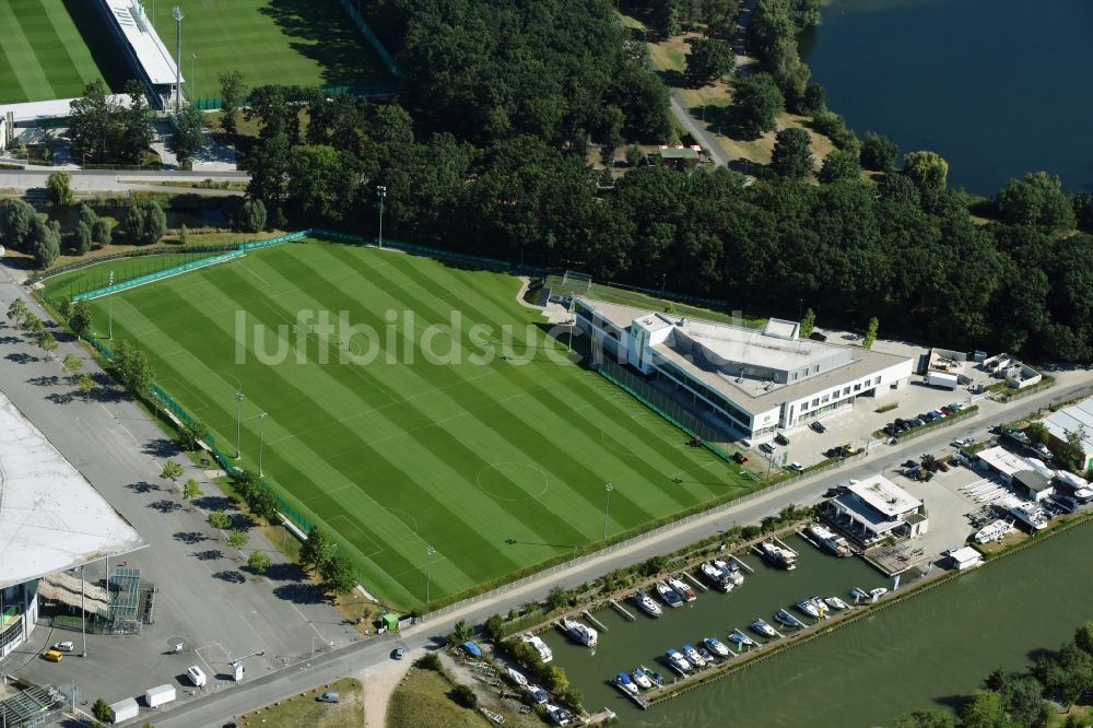 Wolfsburg von oben - Rasen- Sportplatz- Fussballplatz VfL-FußballWelt in Wolfsburg im Bundesland Niedersachsen