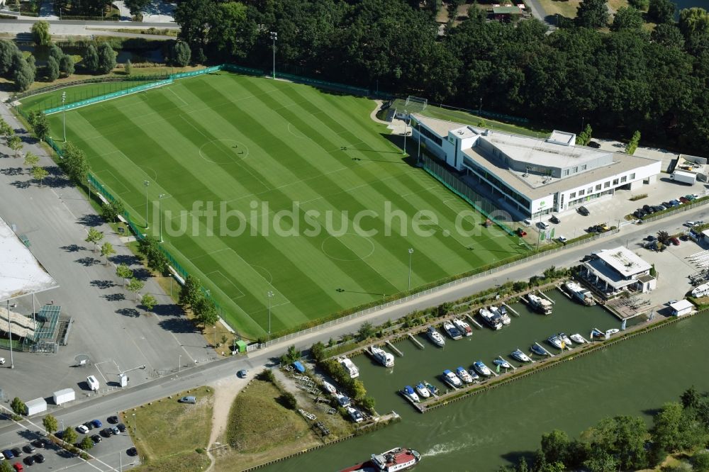 Wolfsburg aus der Vogelperspektive: Rasen- Sportplatz- Fussballplatz VfL-FußballWelt in Wolfsburg im Bundesland Niedersachsen