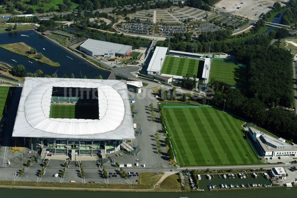 Wolfsburg aus der Vogelperspektive: Rasen- Sportplatz- Fussballplatz VfL-FußballWelt in Wolfsburg im Bundesland Niedersachsen