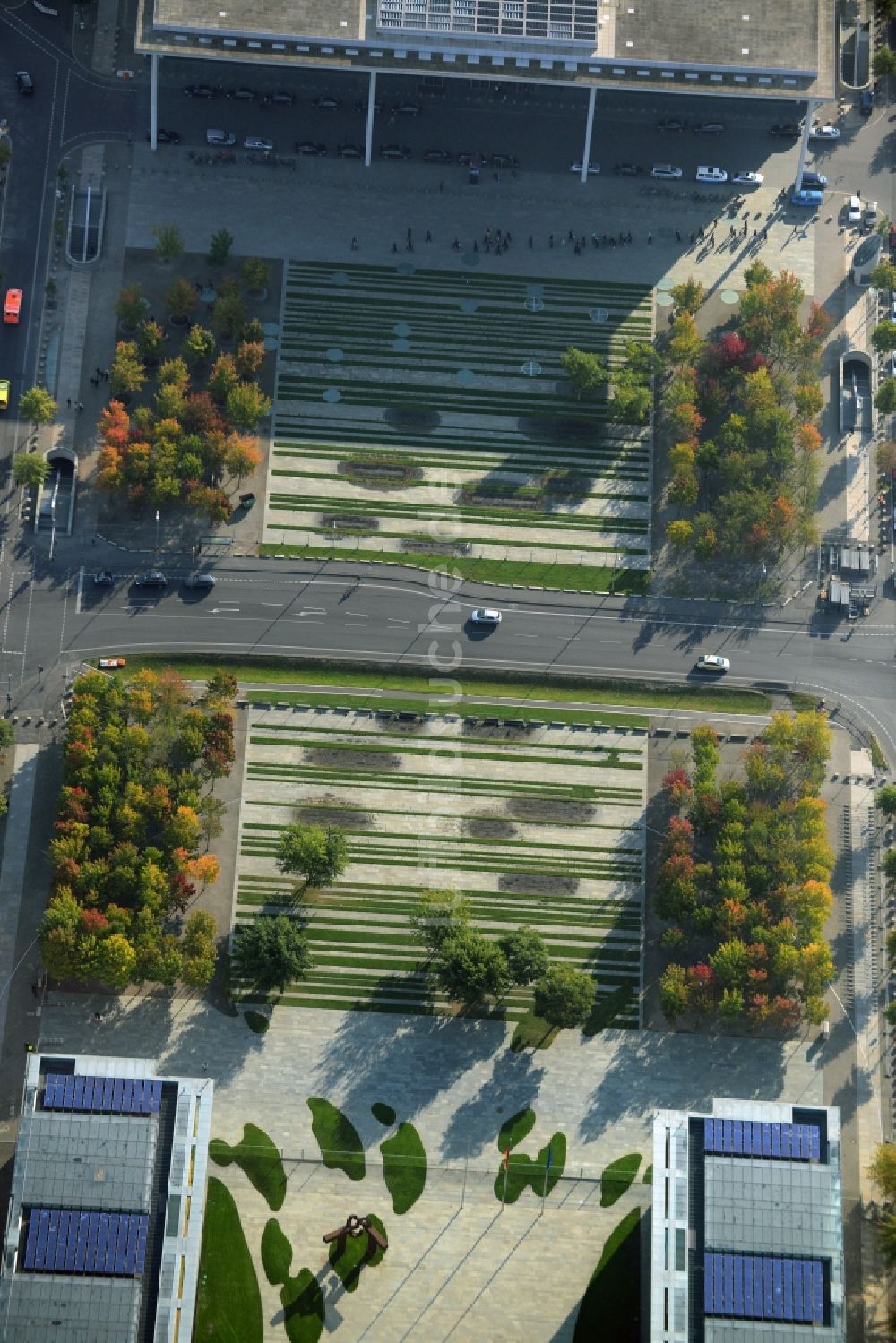 Luftaufnahme Berlin - Rasenstruktur und Platz zwischen Bundeskanzleramt und Paul-Löbe-Haus im Regierungsviertel von Berlin