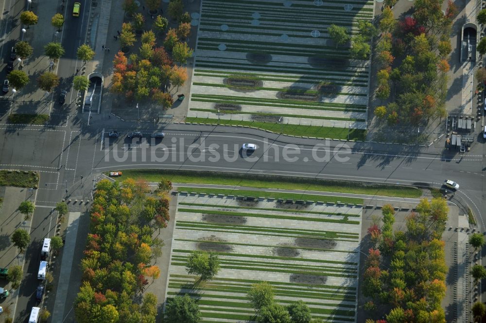 Berlin von oben - Rasenstruktur und Platz zwischen Bundeskanzleramt und Paul-Löbe-Haus im Regierungsviertel von Berlin