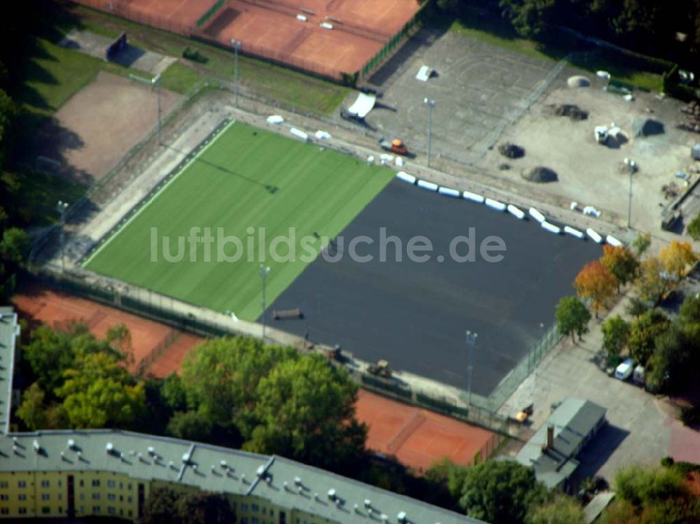 Luftbild Berlin - Rasenverlegung im Erich-Neumann Stadio