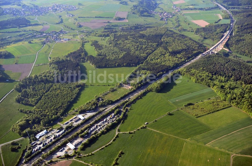 Luftaufnahme Uttrichshausen - Raststätte Uttrichshausen und Baustelle Döllbach-Talbrücke an der A7 im Bundesland Hessen