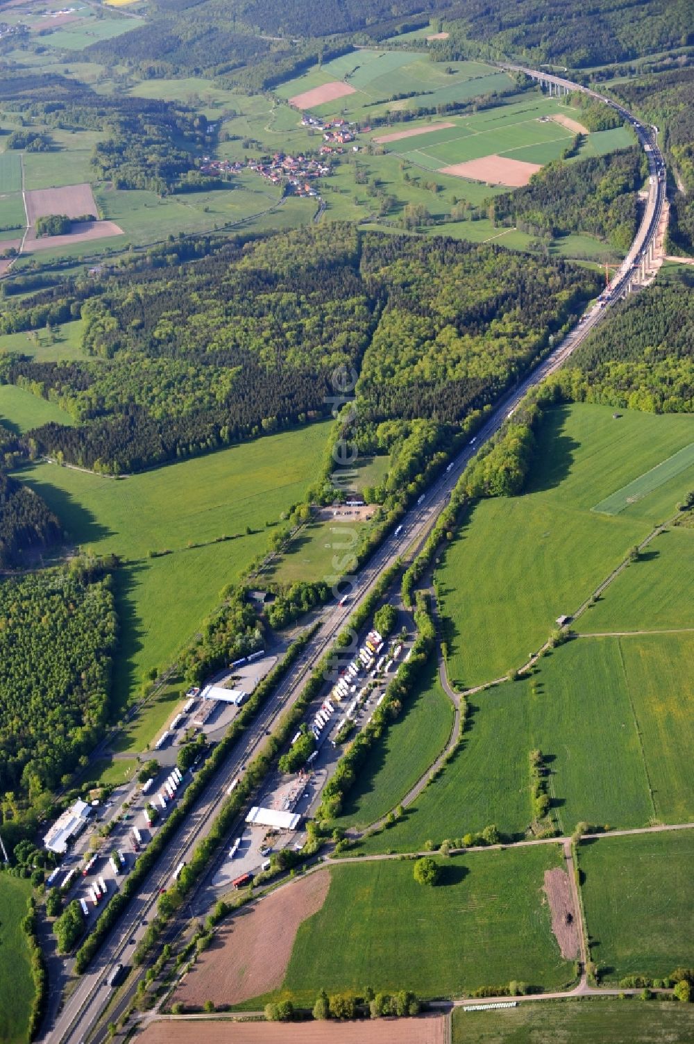 Uttrichshausen von oben - Raststätte Uttrichshausen und Baustelle Döllbach-Talbrücke an der A7 im Bundesland Hessen