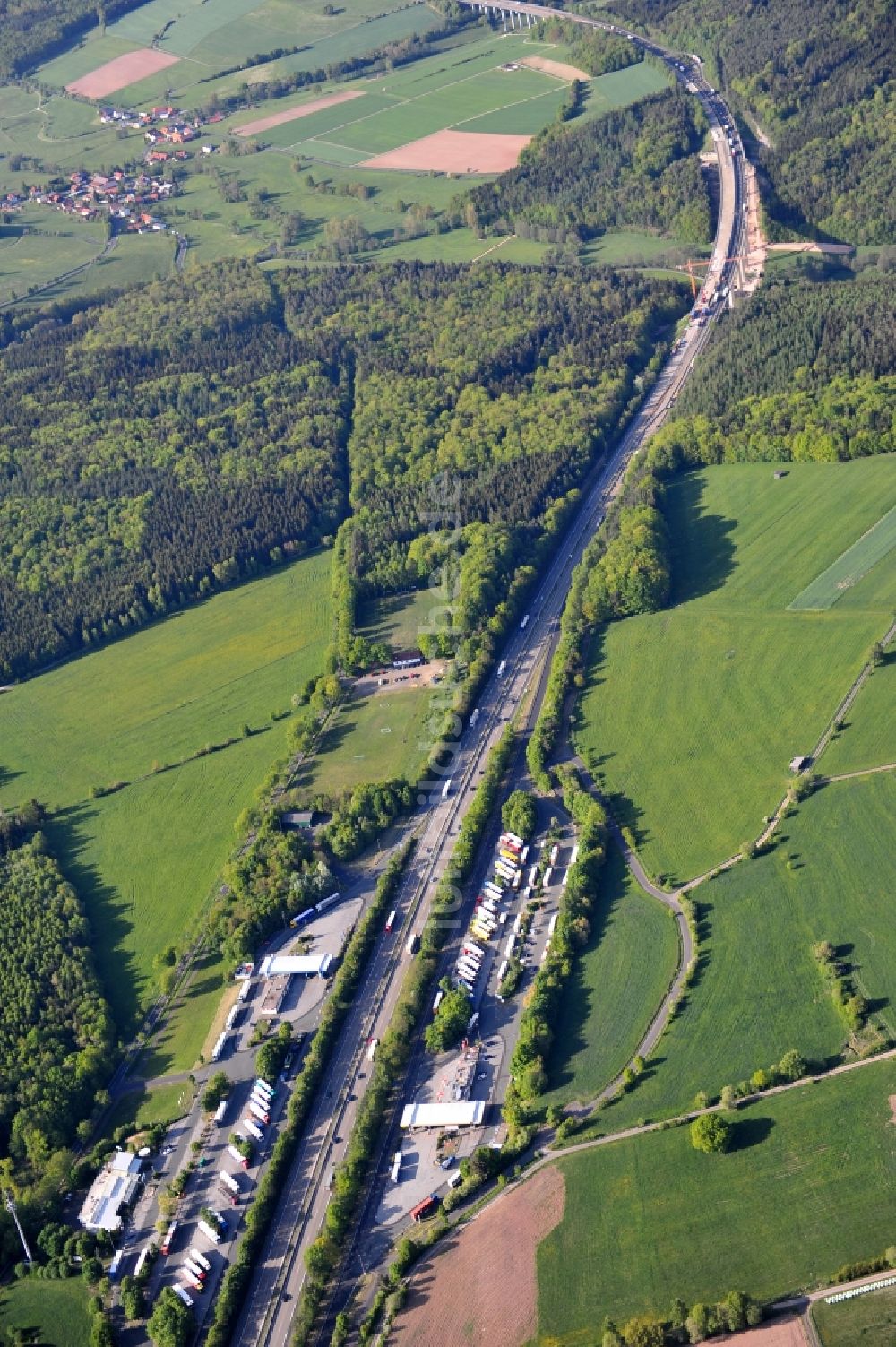 Uttrichshausen aus der Vogelperspektive: Raststätte Uttrichshausen und Baustelle Döllbach-Talbrücke an der A7 im Bundesland Hessen