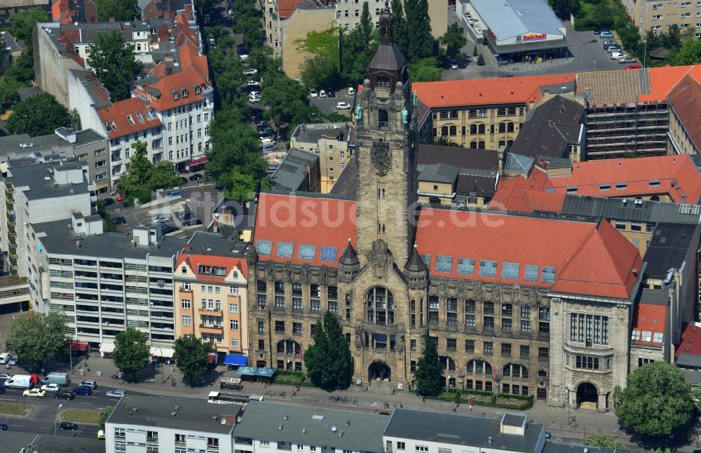 Berlin aus der Vogelperspektive: Rathaus - Bezirksamt Charlottenburg-Wilmersdorf an der Otto-Suhr-Allee in Berlin Charlottenburg